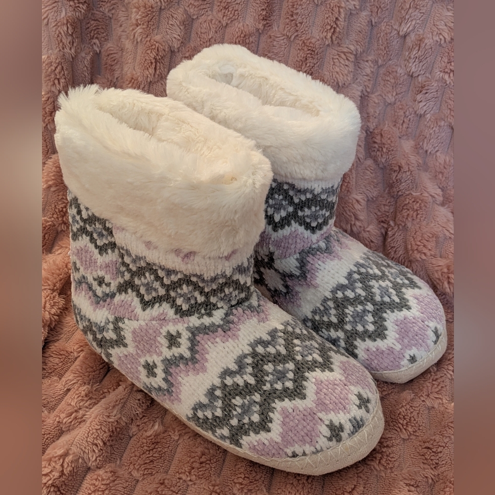 Cozy Women's Knit Slipper Boots - White and Gray
